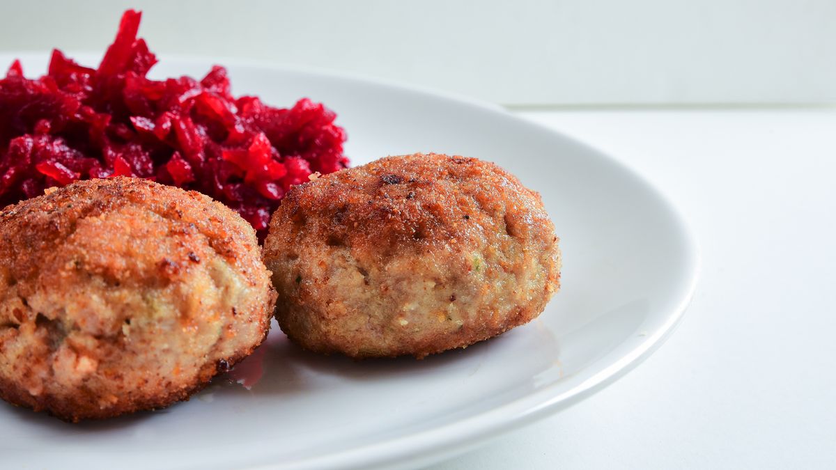Tak przygotowane kotlety mielone świetnie smakują z buraczkami. 