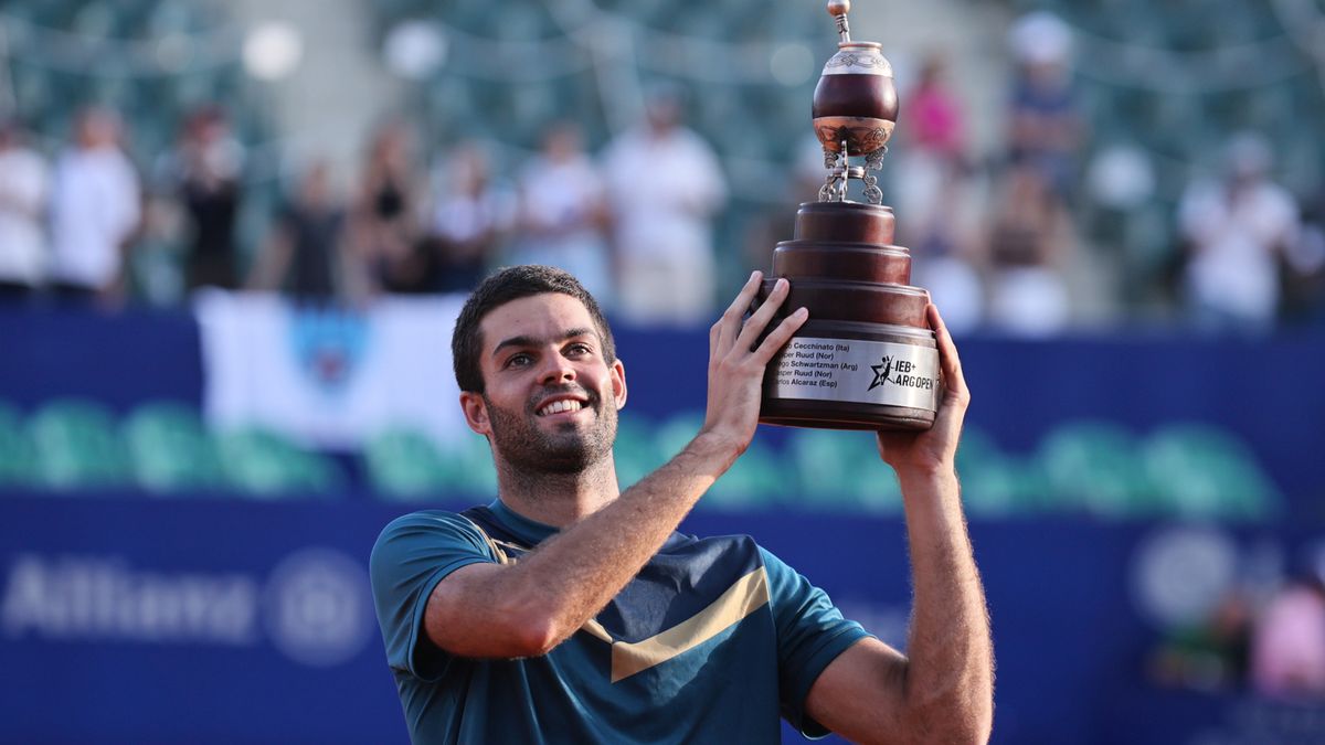 PAP/EPA / Luciano Gonzalez / Na zdjęciu: Facundo Diaz Acosta, mistrz IEB+ Argentina Open 2024