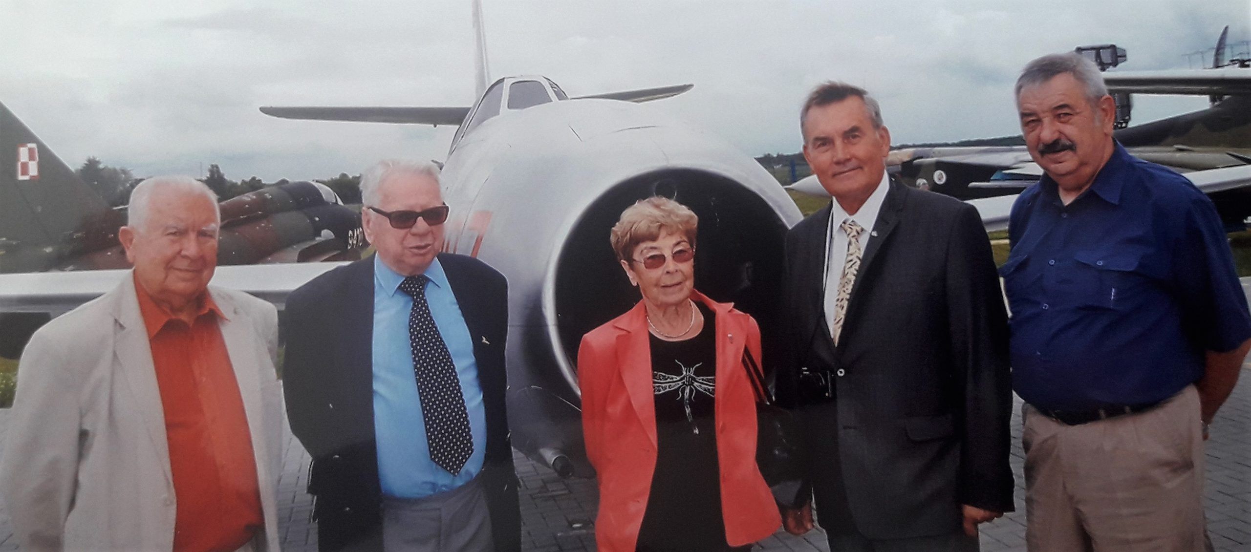 Na spotkaniu sympatyków latania – Wanda Brzyska w środku