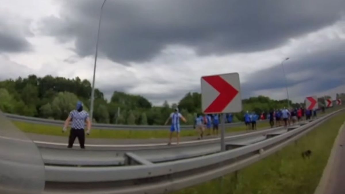 YouTube / Zespół Prasowy KWP w Katowicach / Na zdjęciu: próba konfrontacji kibiców udaremniona przez Policję
