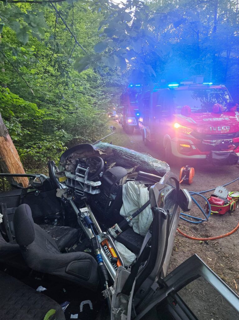 Wypadek w Sieczychach. 18-latek uderzył w drzewo, był zakleszczony w aucie