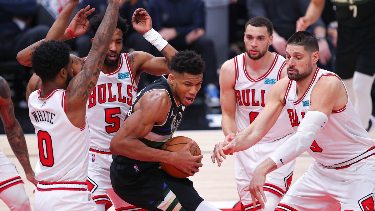 Getty Images / Melissa Tamez/Icon Sportswire / Na zdjęciu: Giannis Antetokounmpo (z piłką) w meczu z Chicago Bulls