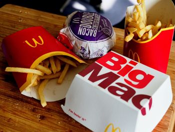 Pilne ostrzeżenie. Bakterie w popularnych burgerach
