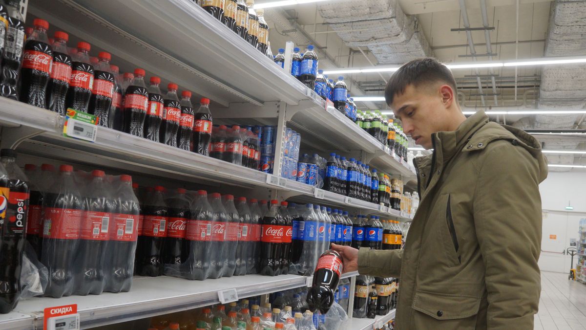 Mieszkaniec Moskwy w sklepie Auchan, 9 marca. Coca-cola zniknie wkrótce ze sklepowych półek w Rosji, dlatego niektórzy sprzedają ją w serwisach aukcyjnych 