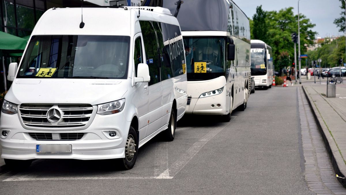 Polska Bart?omiej Magierowski
Fot. Bartlomiej Magierowski/EastNews. Wroclaw 07.06.2022. Minibus i autobusy wycieczkowe w okolicy Sky Tower we Wroclawiu.
Bartlomiej Magierowski