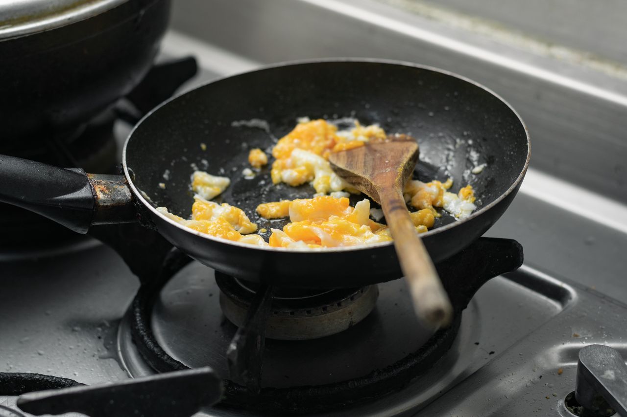 Is it safe to use wooden utensils for scrambled eggs?