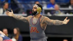 Mistrz olimpijski w zapasach nokautuje