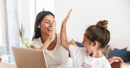 Jak rozmawiać z dzieckiem o bezpieczeństwie w sieci. Lato z tabletem