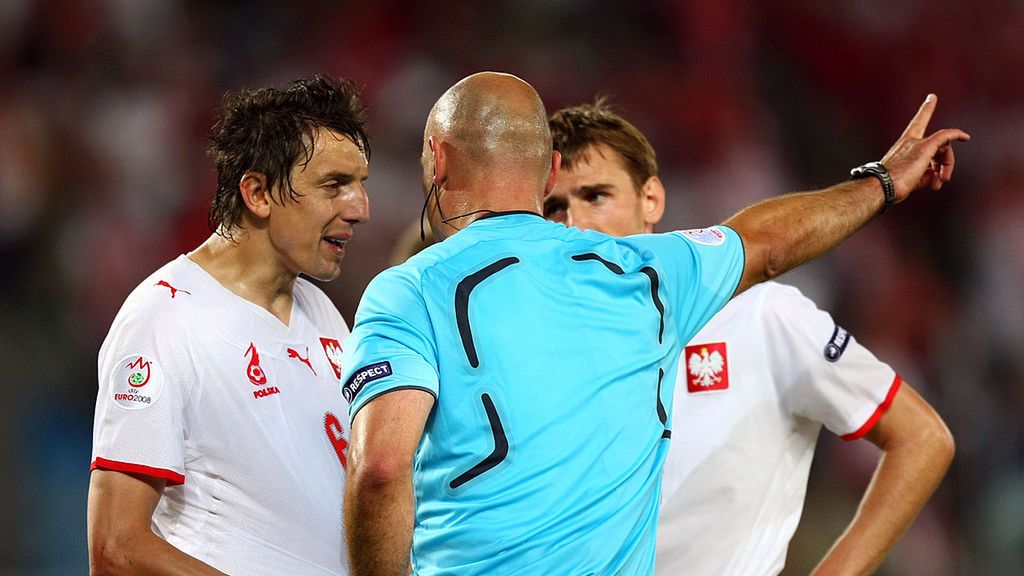 Getty Images / Ryan Pierse / Na zdjęciu: Jacek Bąk i sędzia Howard Webb podczas meczu Polska - Austria na Euro 2024