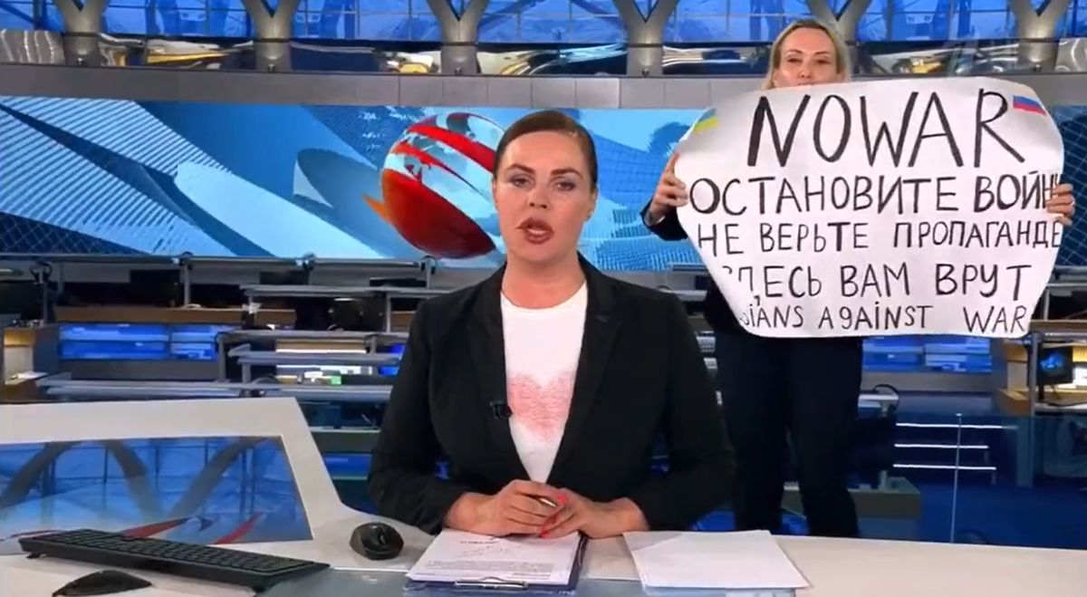 Zaprotestowała przeciw wojnie w rosyjskiej telewizji. Dostała nową pracę 