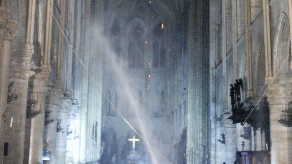 Katedra Notre Dame. Zdjęcia przed i po pożarze 1