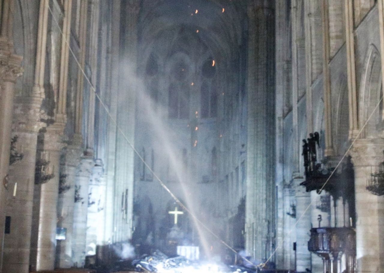 Katedra Notre Dame. Zdjęcia przed i po pożarze