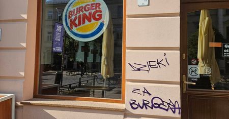 „Dzięki za burgera”. Nietypowe podziękowanie w formie aktu wandalizmu na elewacji restauracja Burger King