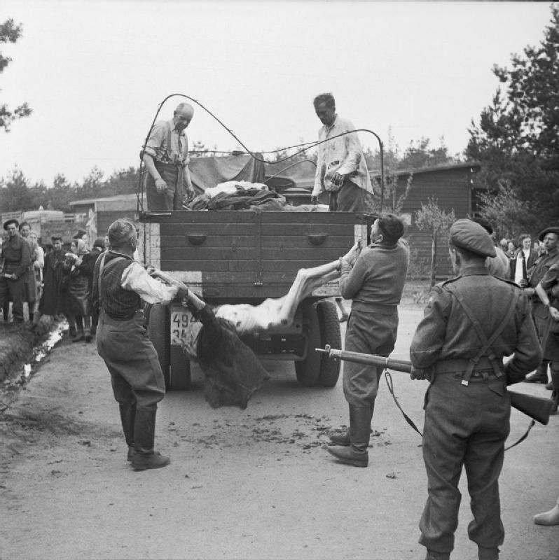 Kwiecień 1945 roku. Wyzwolenie obozu Bergen-Belsen, w którym Arie Selinger spędził blisko dwa lata. Źródło: domena publiczna