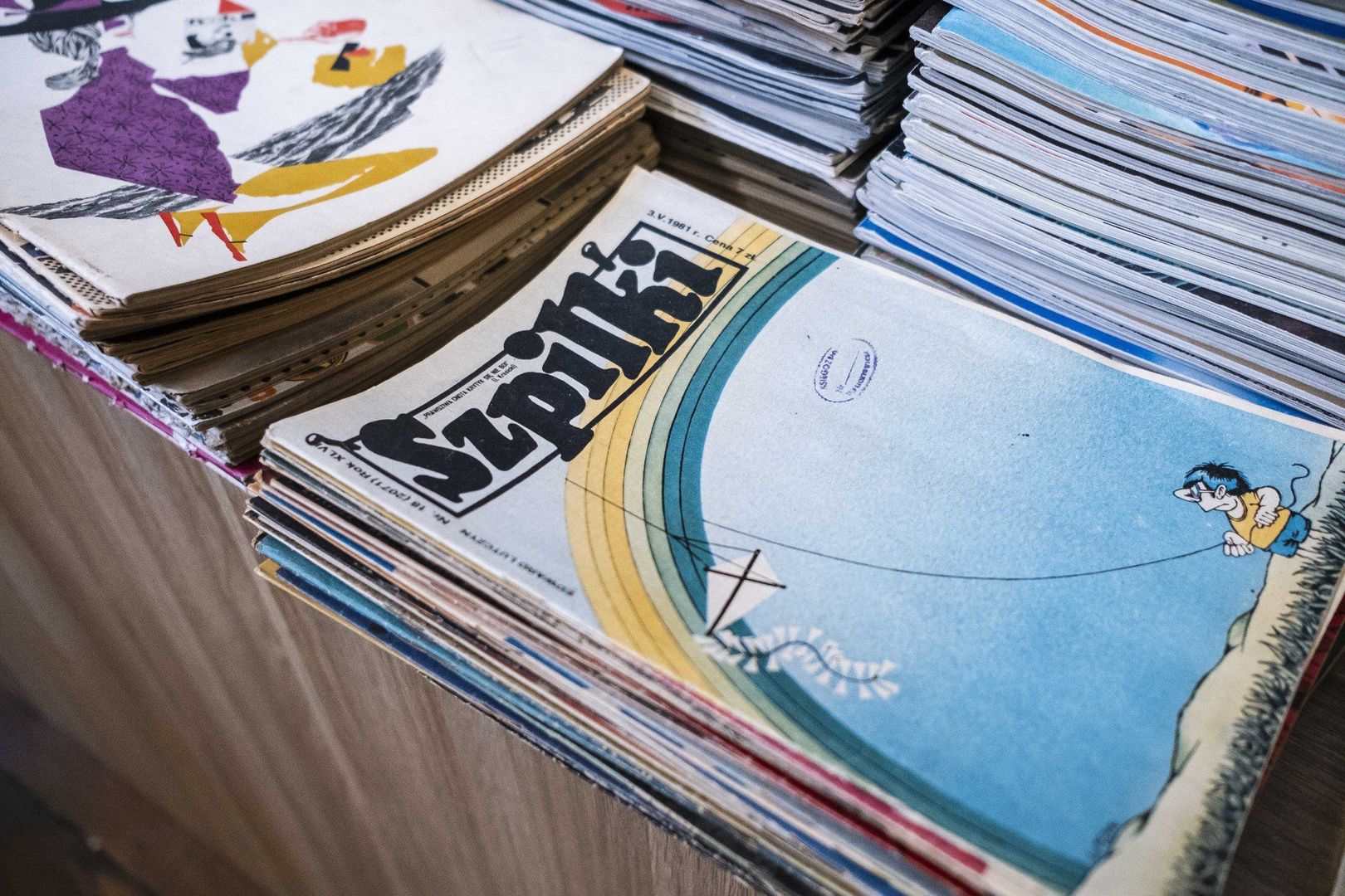 Stare książki, podręczniki, komiksy, czasopisma, poradniki, instrukcje - takie peerelowskie papierowe publikacje w 2025 roku przeżywają swój renesans. Na niektórych egzemplarzach można dziś całkiem sporo zarobić. Oto szczegóły &gt;&gt;&gt;&gt;&gt;