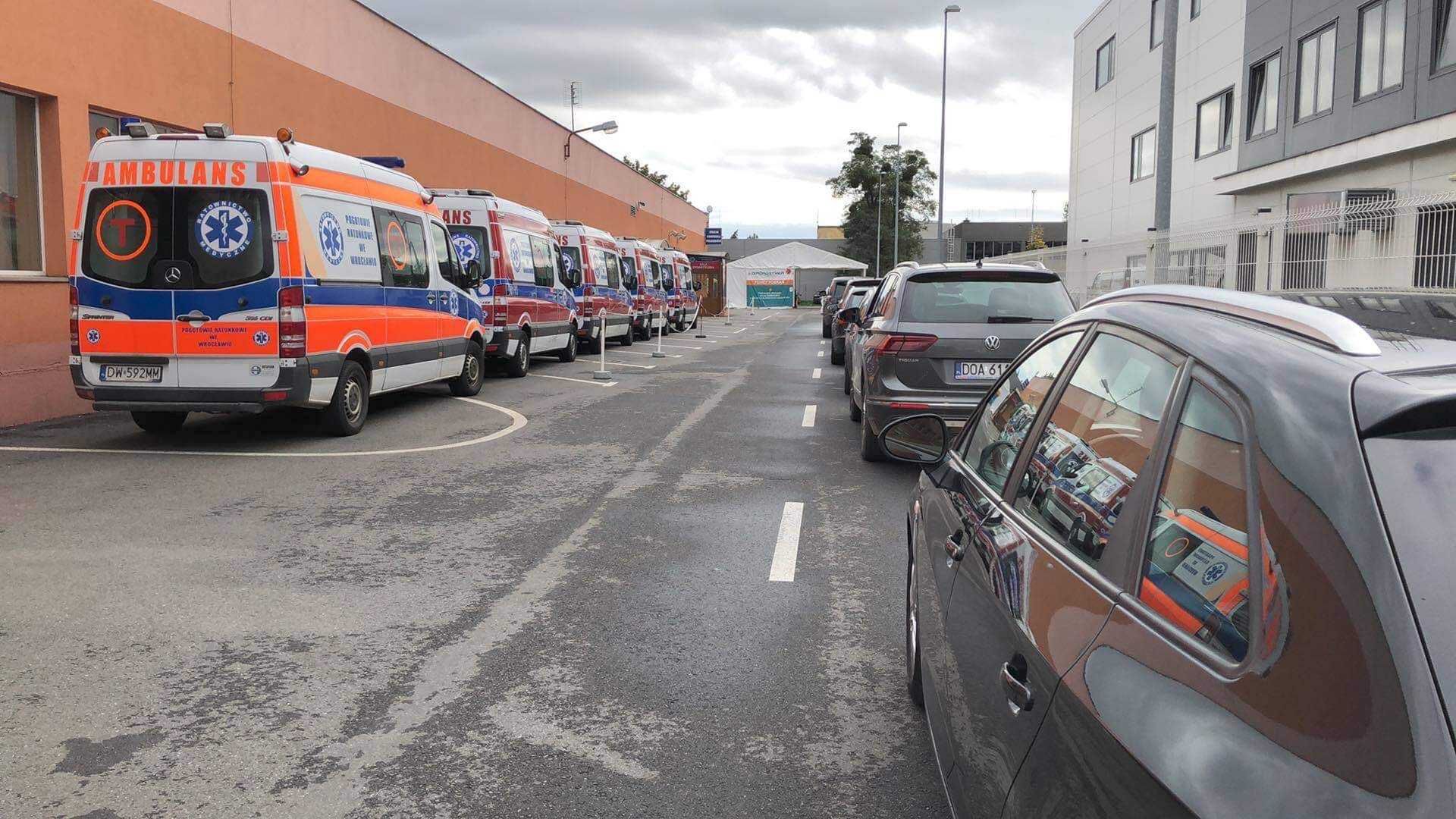 Zdjęcie dnia. Kolejka karetek na SOR we Wrocławiu 2