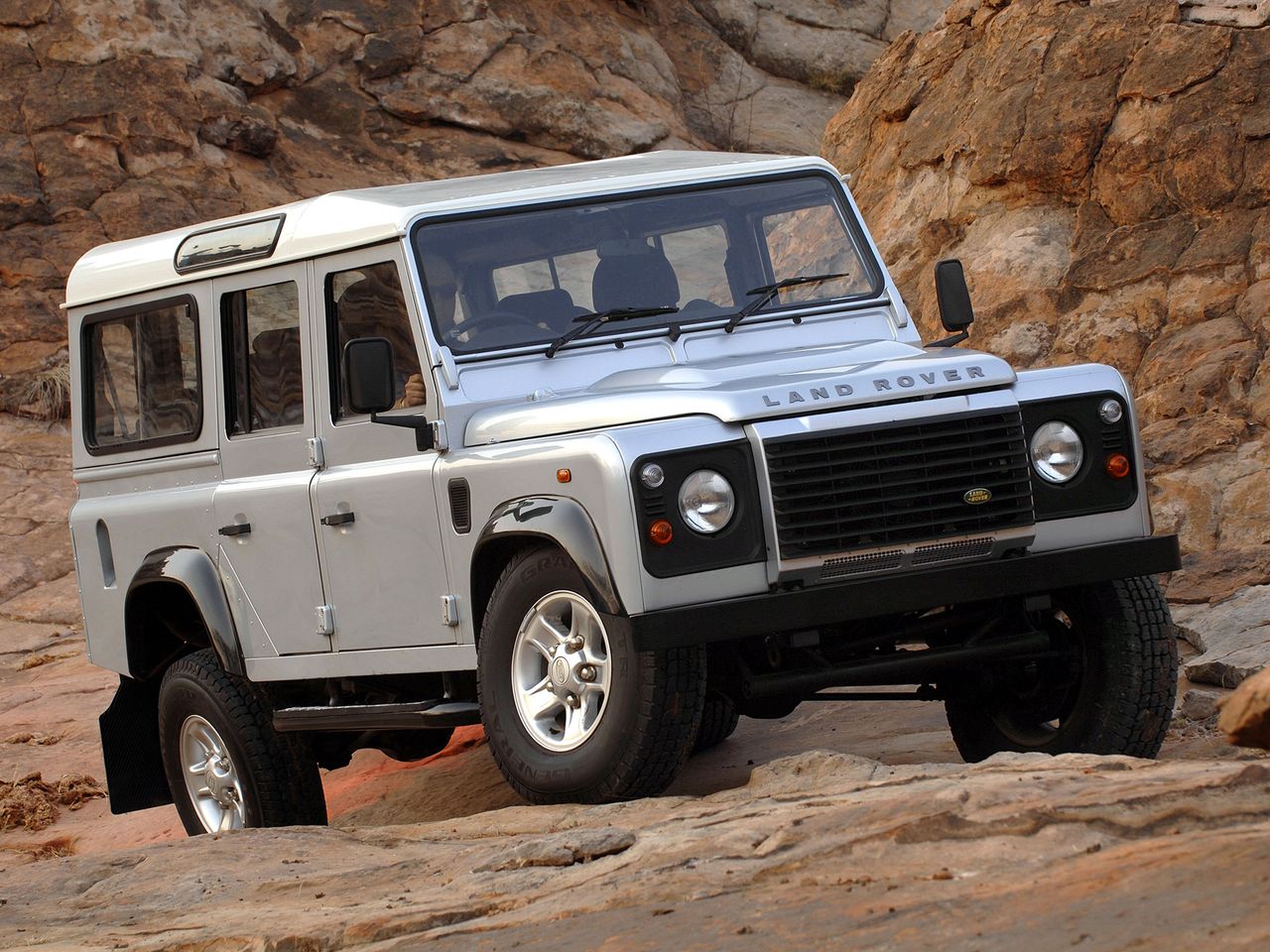 Land Rover Defender 110 Station Wagon ZA-spec (2007)