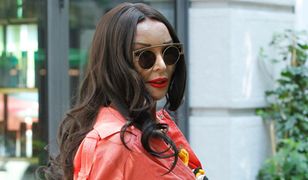 Ewa Minge siedzi przy grobie mamy. Pokazała bardzo oryginalny pomnik