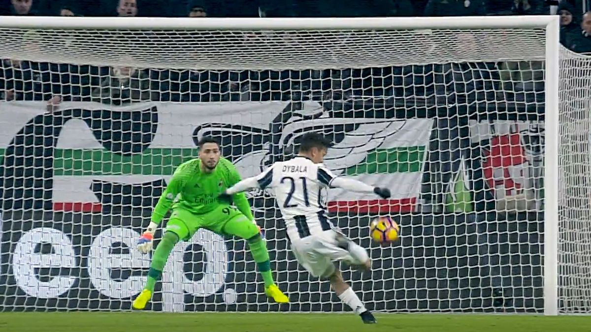 Paulo Dybala (Juventus) strzela gola w meczu z AC Milan
