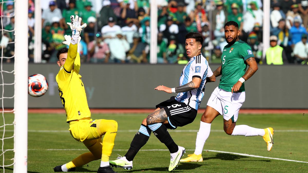 Enzo Fernandez strzela gola w meczu z Boliwią