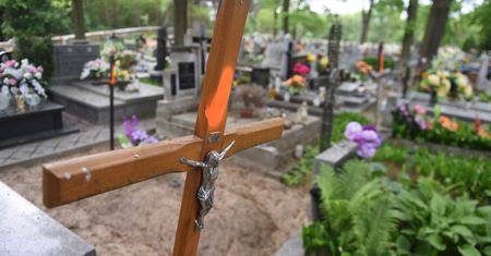 Gdańsk. Wandale zbezcześcili krzyż na cmentarzu ofiar wojny. Jest komentarz Dulkiewicz