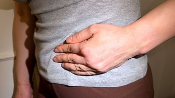 Kłucie i ból po lewej stronie brzucha. Kiedy to objaw zapalenia uchyłków?
