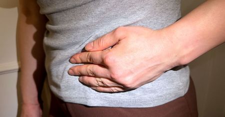 Kłucie i ból po lewej stronie brzucha. Kiedy to objaw zapalenia uchyłków?