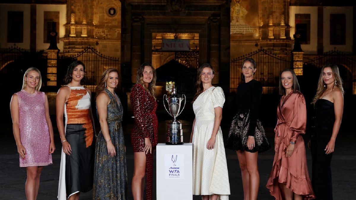 Getty Images / Matthew Stockman / Uczestniczki WTA Finals 2021 (od lewej): Anett Kontaveit, Garbine Muguruza, Maria Sakkari, Aryna Sabalenka, Barbora Krejcikova, Karolina Pliskova, Iga Świątek i Paula Badosa