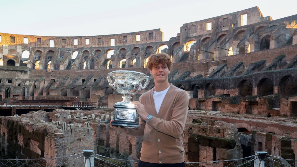 Jannik Sinner pozuje po zwycięstwie w Australian Open w rzymskim koloseum