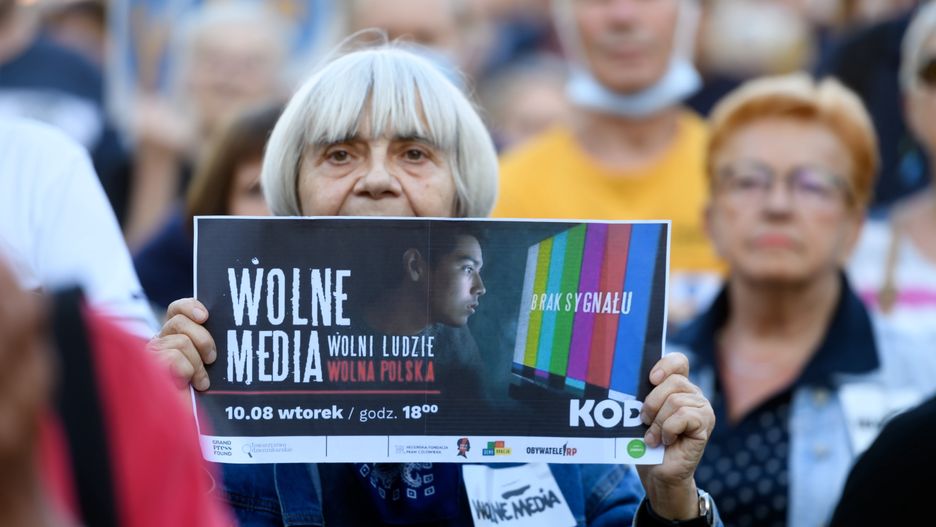 Poznań, 10.08.2021. Demonstracja �Wolne media. Wolni ludzie. Wolna Polska� przeciwko nowelizacji ustawy medialnej, 10 bm. na Placu Wolności w Poznaniu. Organizatorem manifestacji jest Komitet Obrony Demokracji. (mr) PAP/Jakub Kaczmarczyk