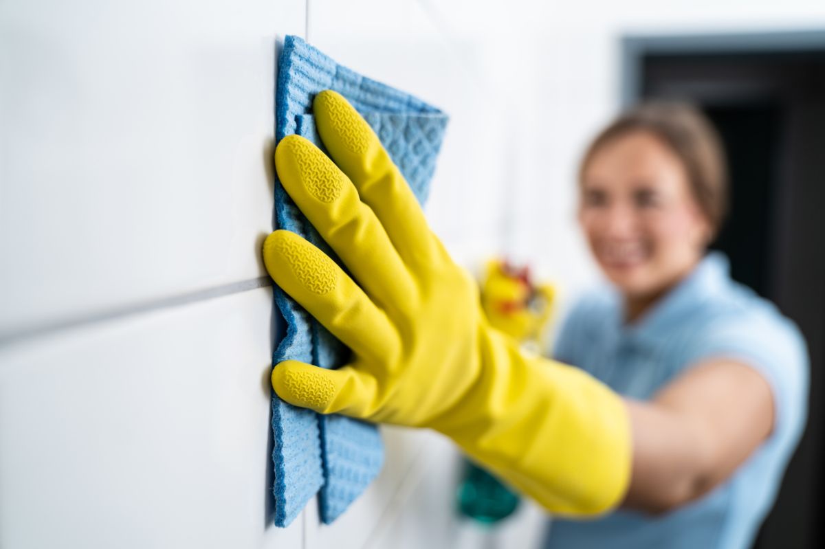 Simple grout cleaning: Ditch chemical products for vinegar mix
