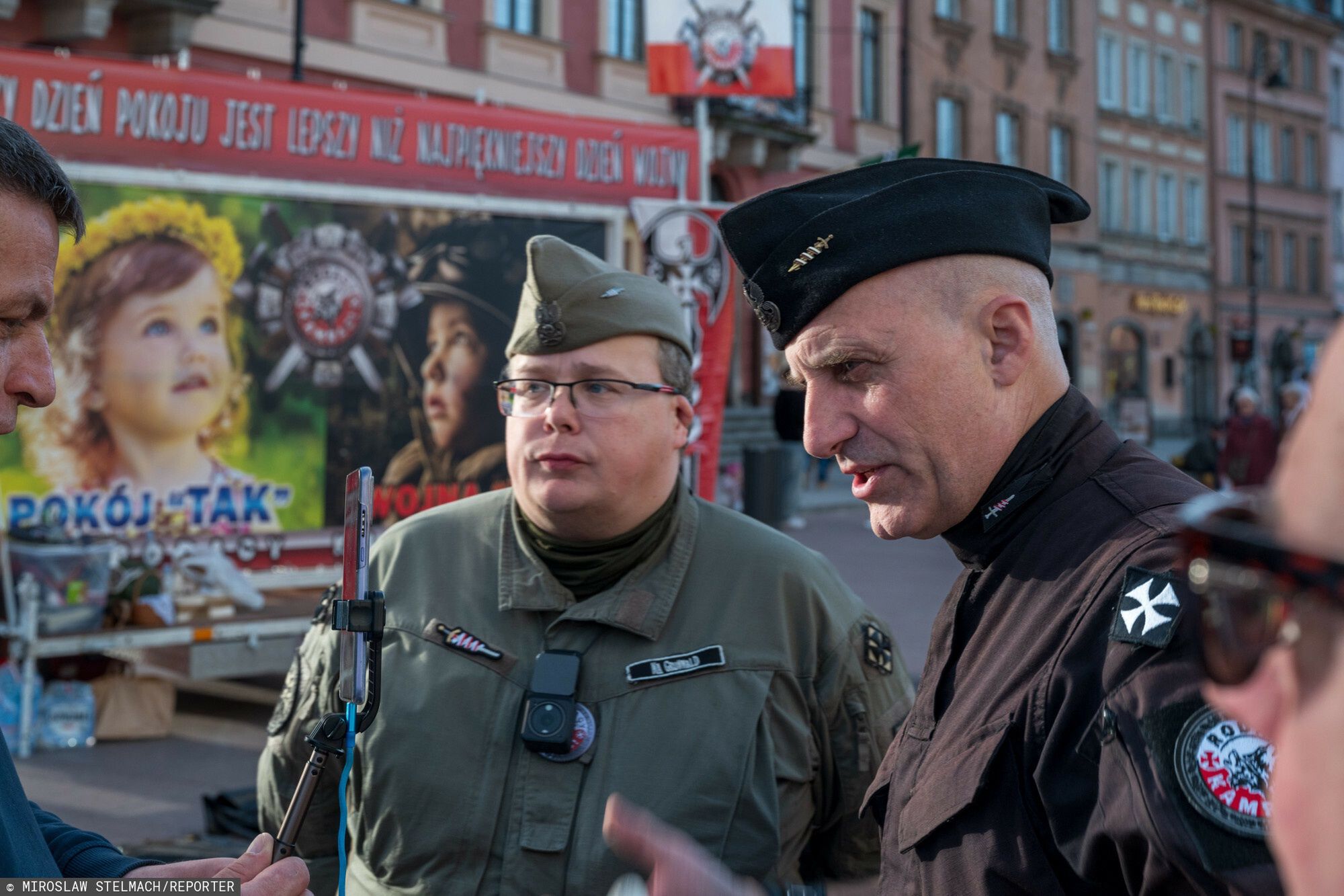 Protest partii Rodacy Kamraci
30.03.2024 Warszawa Plac Zamkowy Antywojenna pikieta Rodacy Kamraci fot. Miroslaw Stelmach/REPORTER
N/z: Marcin Osadowski ps. Ludwiczek, Wojciech Olszanski vel Aleksander Jablonowski ps. Jaszczur
Fot. M.Stelmach