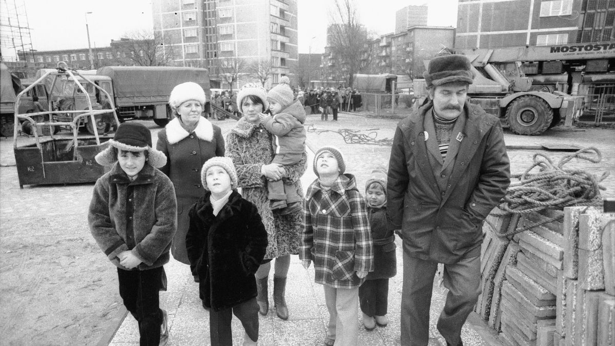 Danuta i Lech Wałęsowie z dziećmi w latach 80. w Gdańsku