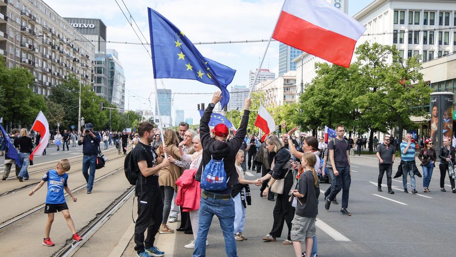 Wielki Marsz Patriot�w
Warszawa, 25.05.2025. Wybory prezydenta RP - kampania przed II tur�. "Wielki Marsz Patriot�w" w Warszawie, 25 bm. zwolennik�w kandydata KO w II turze wybor�w na fotel prezydenta RP Rafa�a Trzaskowskiego. Jego trasa wiod�a z placu Bankowego na plac Konstytucji. (amb) PAP/Rafa� Guz
Rafa� Guz
II tura, kampania wyborcza, kandydat, kandydata, polityka, przemarsz, Wielki Marsz Patriot�w, wybory prezydenckie, wybory prezydenckie 2025