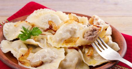 Przepyszne pierogi z mięsem z rosołu. Pokochasz je od pierwszego kęsa