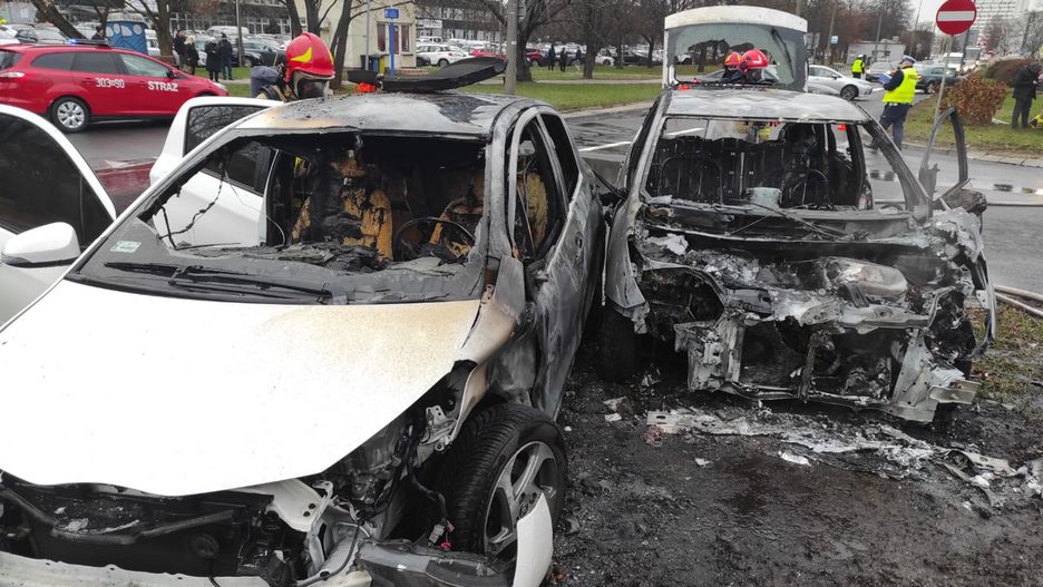 W Warszawie spłonęły dwa auta