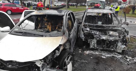 Spłonęły dwa samochody osobowe. Wypadek w Warszawie