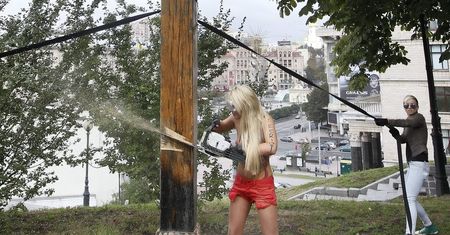 FEMEN zniszczył krzyż. Solidarność z Pussy Riot
