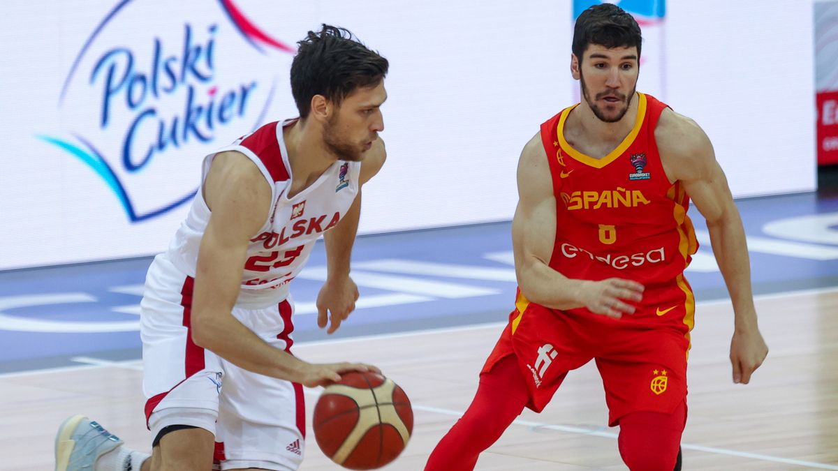 PAP / Andrzej Grygiel / Na zdjęciu: Michał Michalak (z piłką)