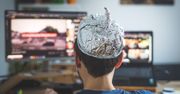 Skąd biorą się teorie spiskowe? Psycholog o ukrytym mechanizmie mózgu