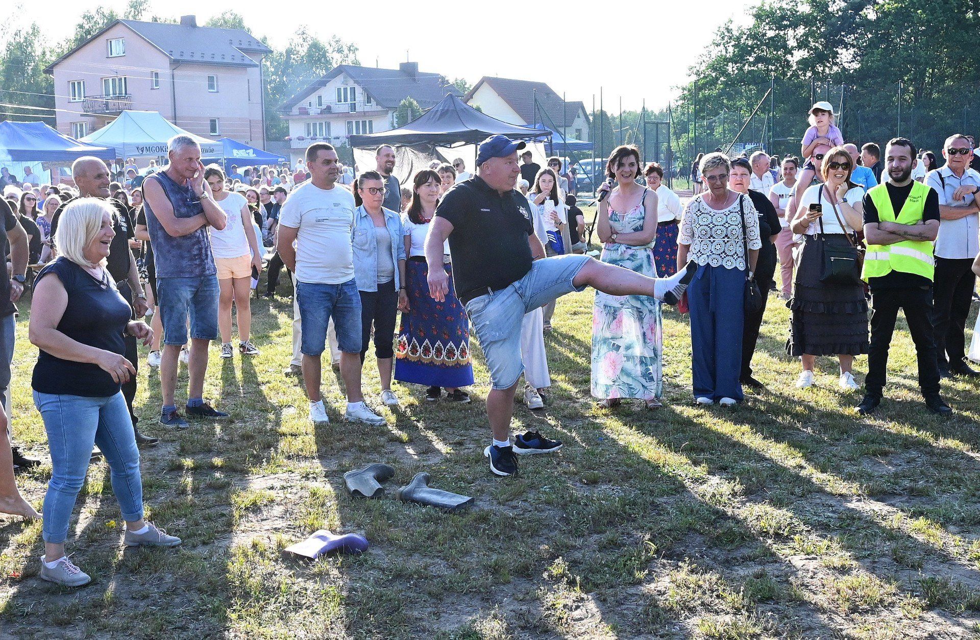 Magiczna Noc Świętojańska w Krasnej. Wiele radości i śmiechu przyniósł turniej sołtysów. Przedstawiciele poszczególnych miejscowości rywalizowali w zabawnych konkurencjach, takich jak rzut gumowcem. 