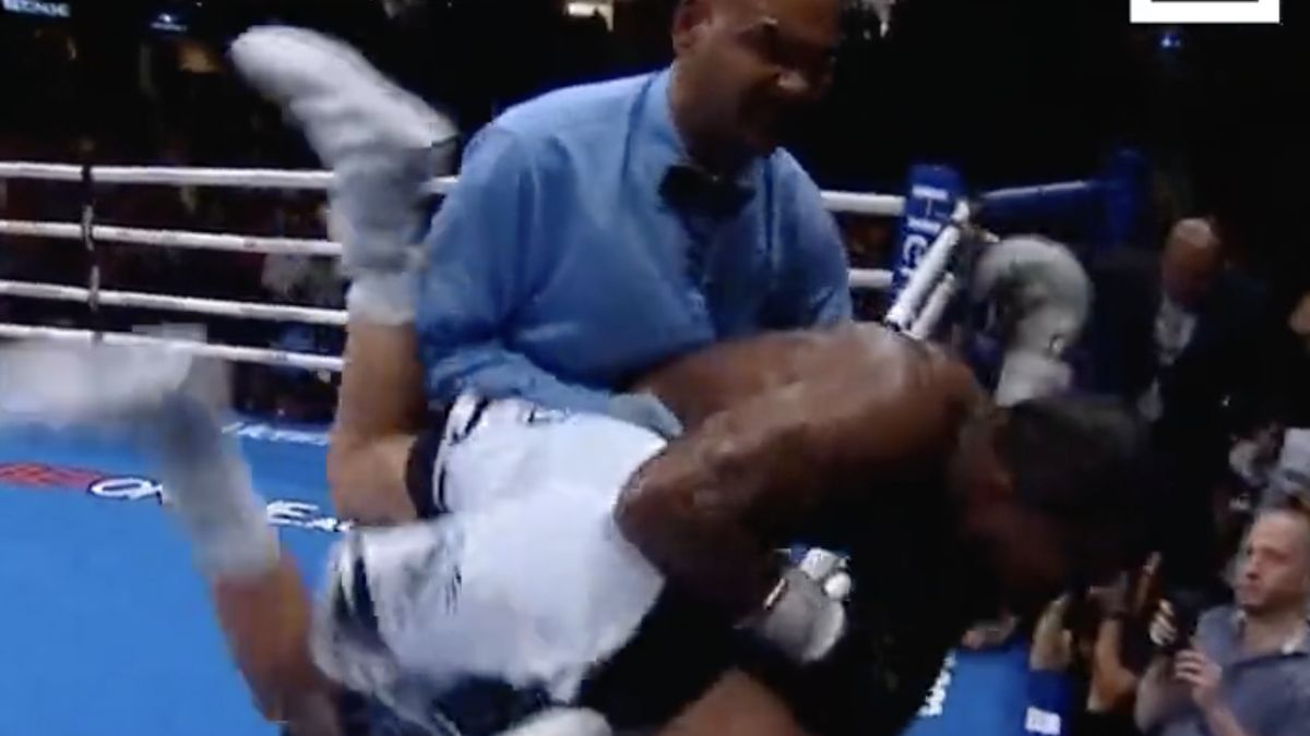 Montana Love wyrzucił rywala z ringu