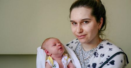 Urodziła dziecko w czasie wojny. "Leżeliśmy na podłodze, próbując schronić się przed kulami"