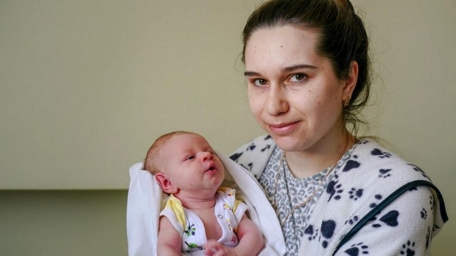 Urodzenie dziecka w czasie wojny to przerażające przeżycie. "Leżeliśmy na podłodze, próbując schronić się przed kulami"