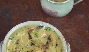 Kremowa zupa z czosnkiem i szparagami. Smakuje obłędnie