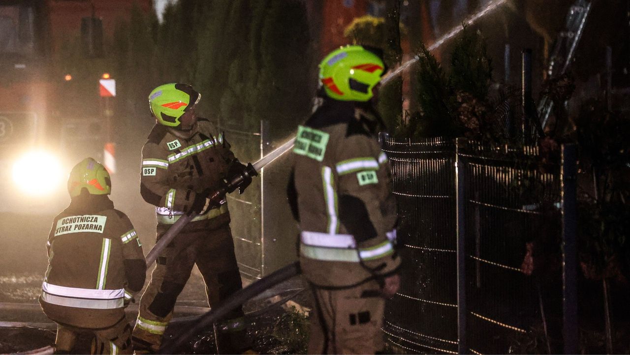 Kąty: Nocny pożar i akcja strażaków. Ogień strawił budynek gospodarczy