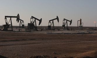 Giganci tną wydobycie ropy na Bliskim Wschodzie. Nawet o jedną trzecią