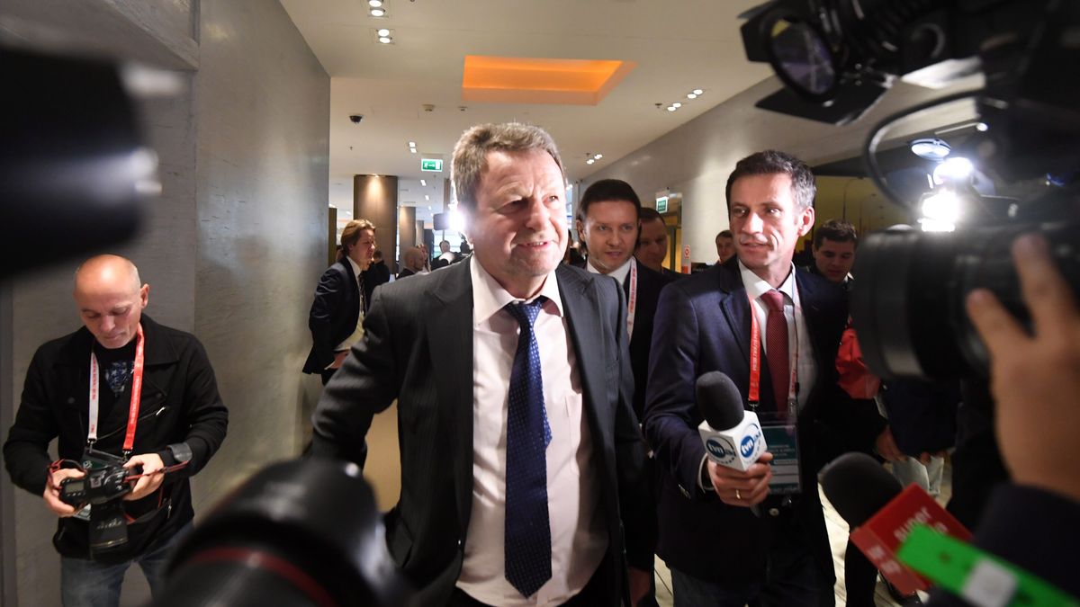 J�zef Wojciechowski
Bart�omiej Zborowski
dziennikarze, fotoreporterzy, J�zef Wojciechowski, pi�ka no�na, Polski Zwi�zek Pi�ki No�nej, prezes, PZPN, Rados�aw Majdan, sprawozdawczo wyborcze, sprawozdawczo-wyborcze, walne zgromadzenie, Walne Zgromadzenie Sprawozdawczo-Wyborczege w hotelu Victoria, wybory prezesa zwi�zku