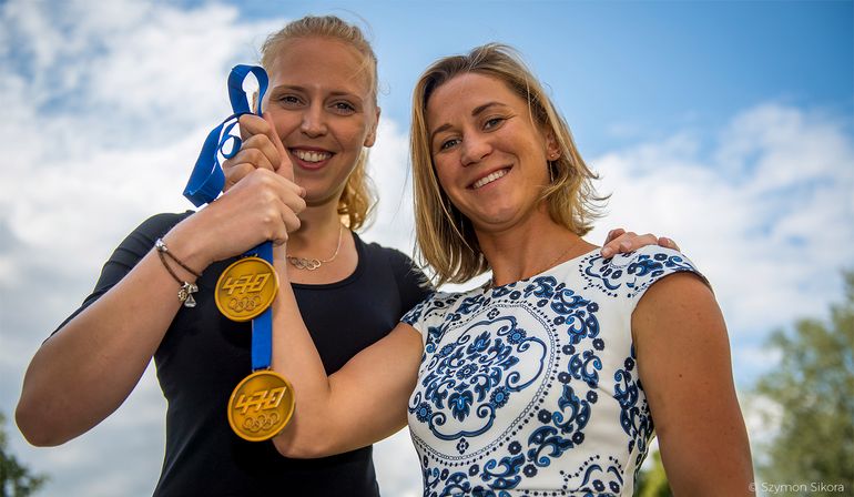 Na zdjęciu Irmina Mrózek Gliszczynska i Agnieszka Skrzypulec ze złotymi medalami mistrzostw świata