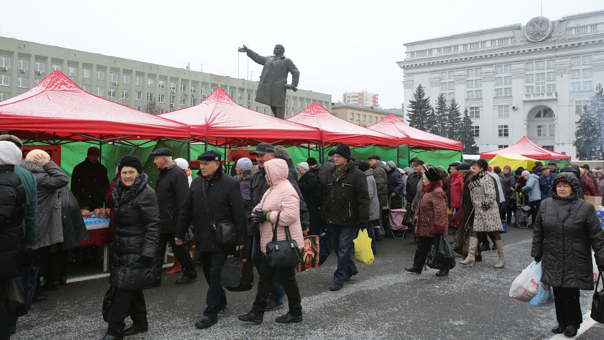 Rosjanie wyjeżdżają z kraju za lepszym życiem. Na zdjęciu Kemerowo i pomnik Lenina .Andrey Rudakov/Bloomberg via Getty Images